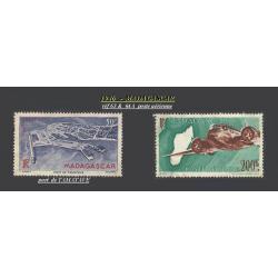 1944 -MADAGASCAR (réf P.A -63  PORT de TAMATAVE -64 Avion survolant MADAGASCAR ) -