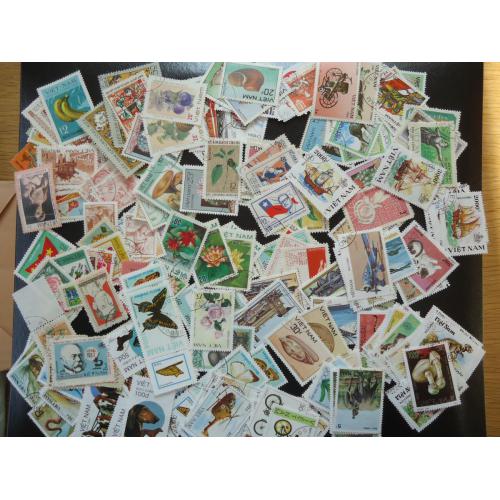 Vietnam environ 200 timbres majorité oblitérés