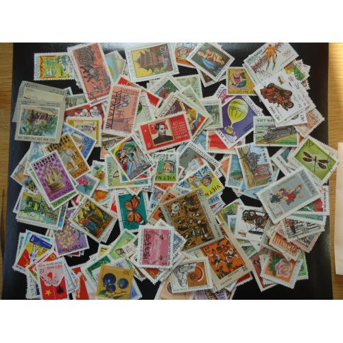 Vietnam environ 200 timbres différents oblitérés