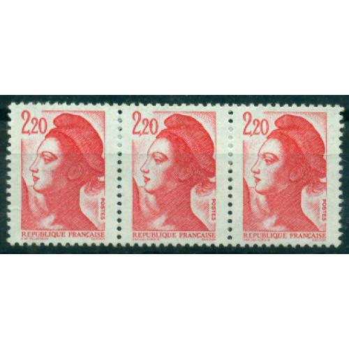 Bande de 3 timbres Sabine avec tache sur le timbre du centre.